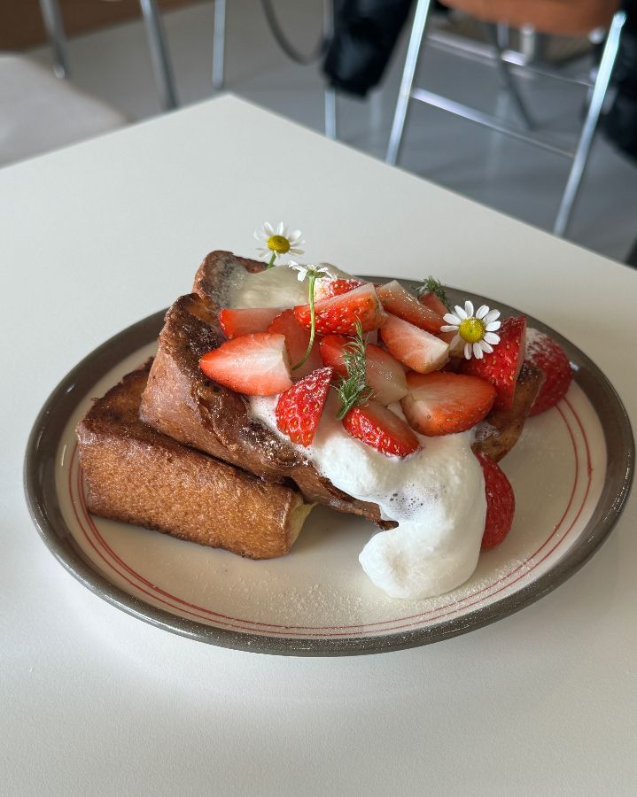 아름다운 플레이팅의 프렌치 토스트