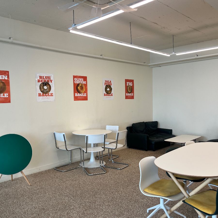 다양한 테이블과 의자가 놓인 넓은 공간