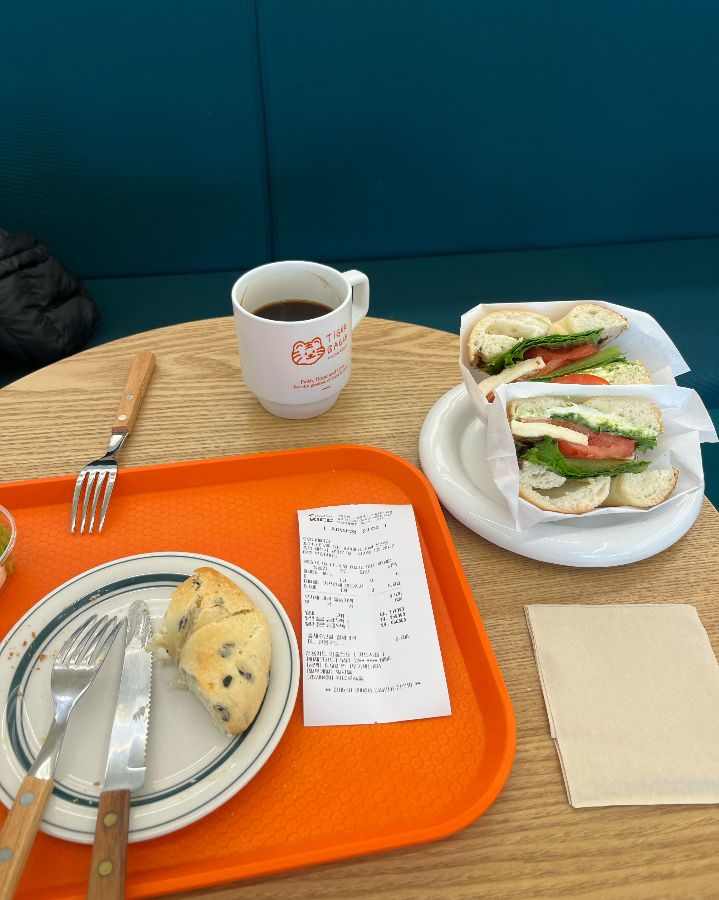 베이글 샌드위치와 커피