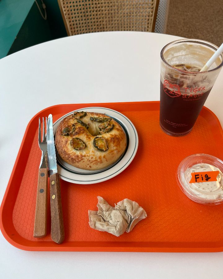 할라피뇨 베이글과 무화과 크림치즈