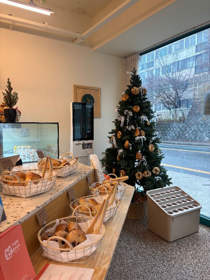 베이글로 장식된 크리스마스 트리