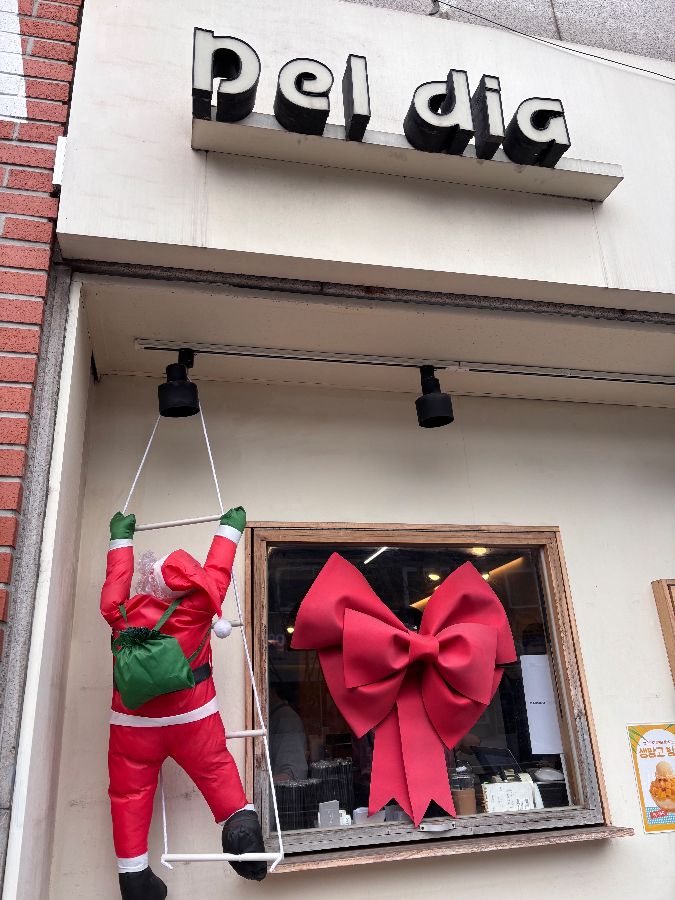 델디아 외관, 크리스마스 장식이 눈길을 끈다.