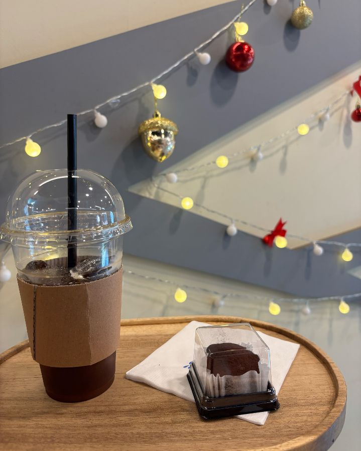 아이스 아메리카노와 두쫀쿠, 조명과 장식이 아늑함을 더한다.