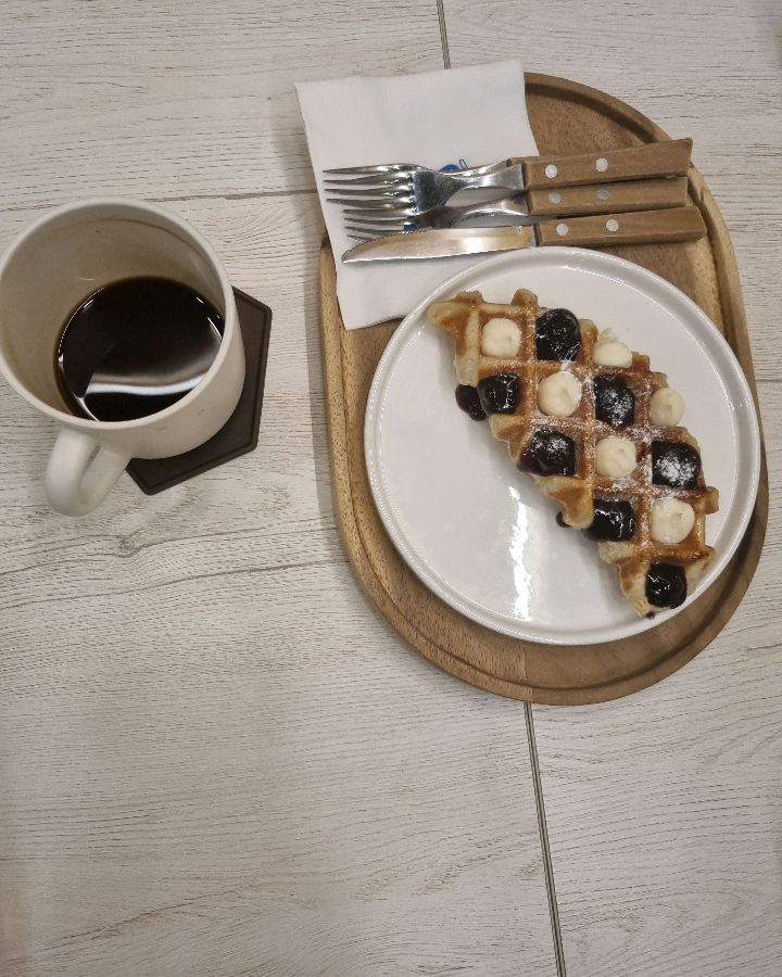 블루베리 크림치즈 크로플, 달콤함과 상큼함이 조화롭다.