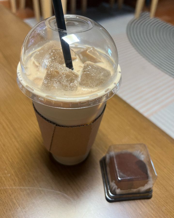 아이스 라떼와 두쫀쿠, 완벽한 디저트 조합이다.