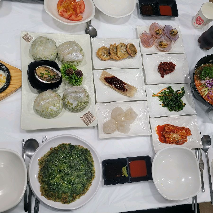 푸짐하게 차려진 스끼다시 한 상