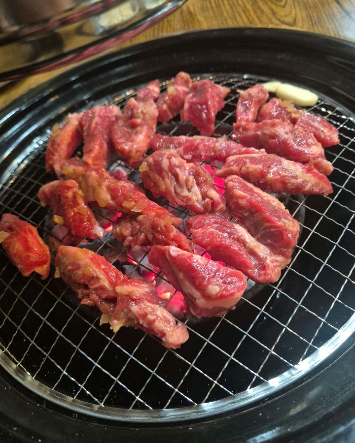 숯불 위에서 노릇하게 구워지는 갈비살