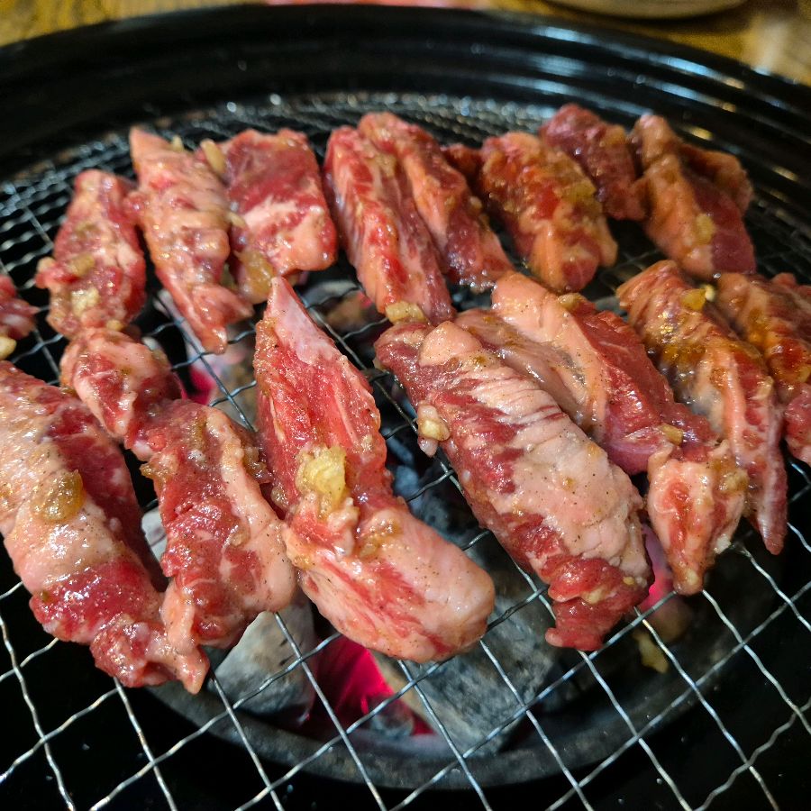 숯불 위에서 맛있게 익어가는 갈비살