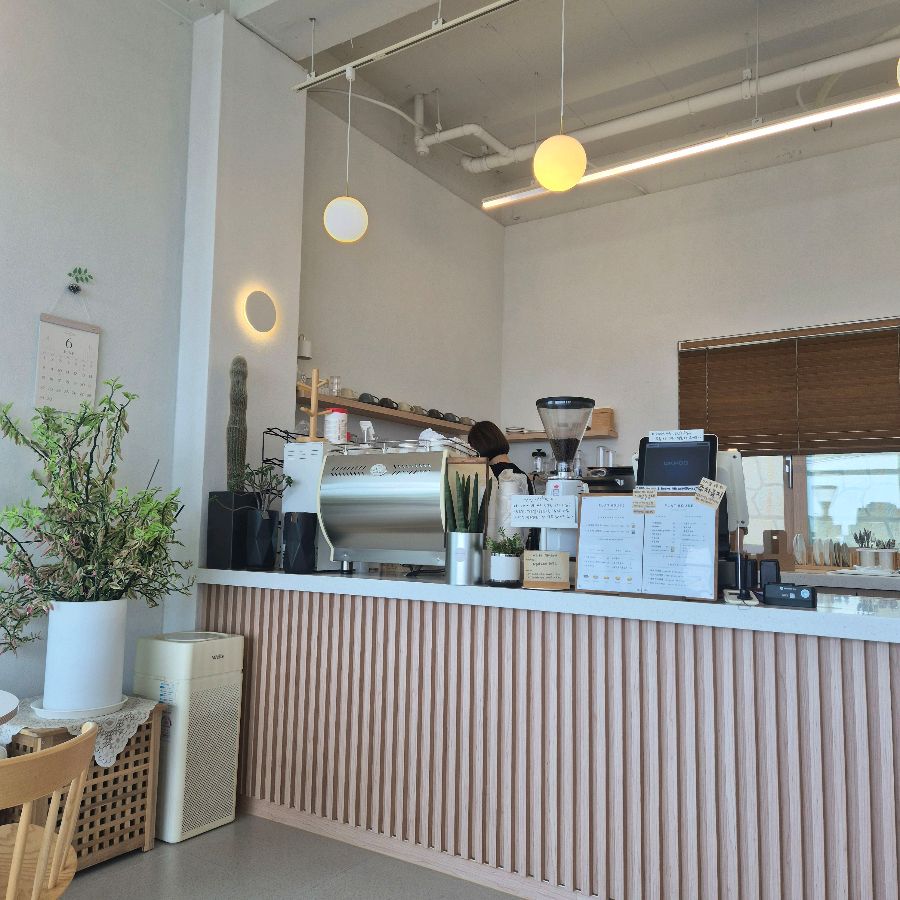 깔끔하고 모던한 분위기의 플랫하우스 내부