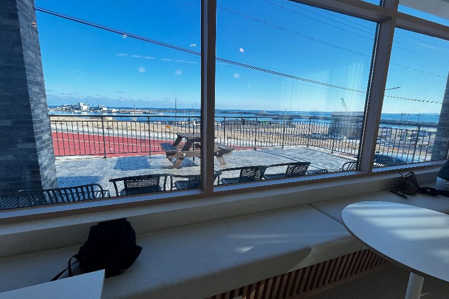 창밖으로 펼쳐지는 시원한 오션뷰