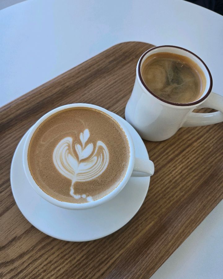 향긋한 라떼 아트가 인상적인 플랫하우스의 라떼