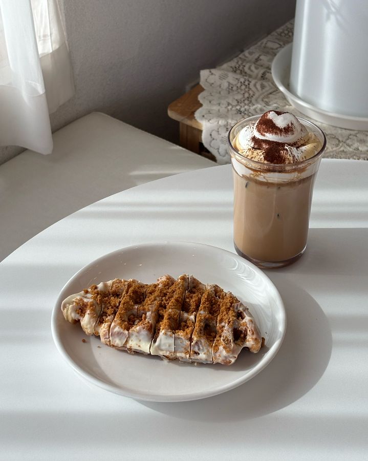 흑임자라떼와 로투스크로플의 완벽한 조화