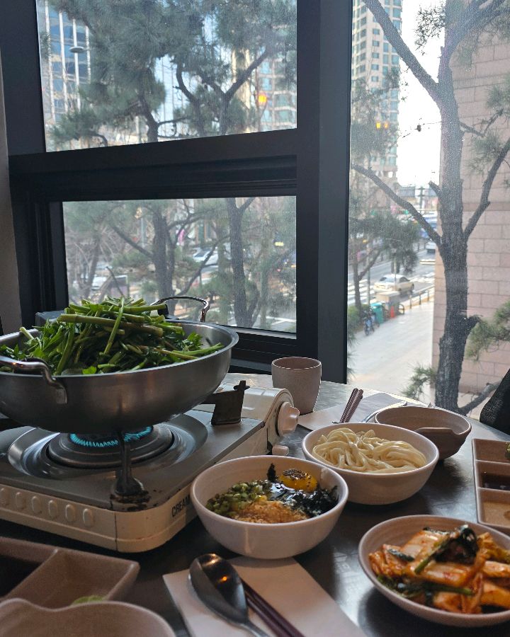 창밖 풍경을 바라보며 식사를 즐길 수 있는 좌석