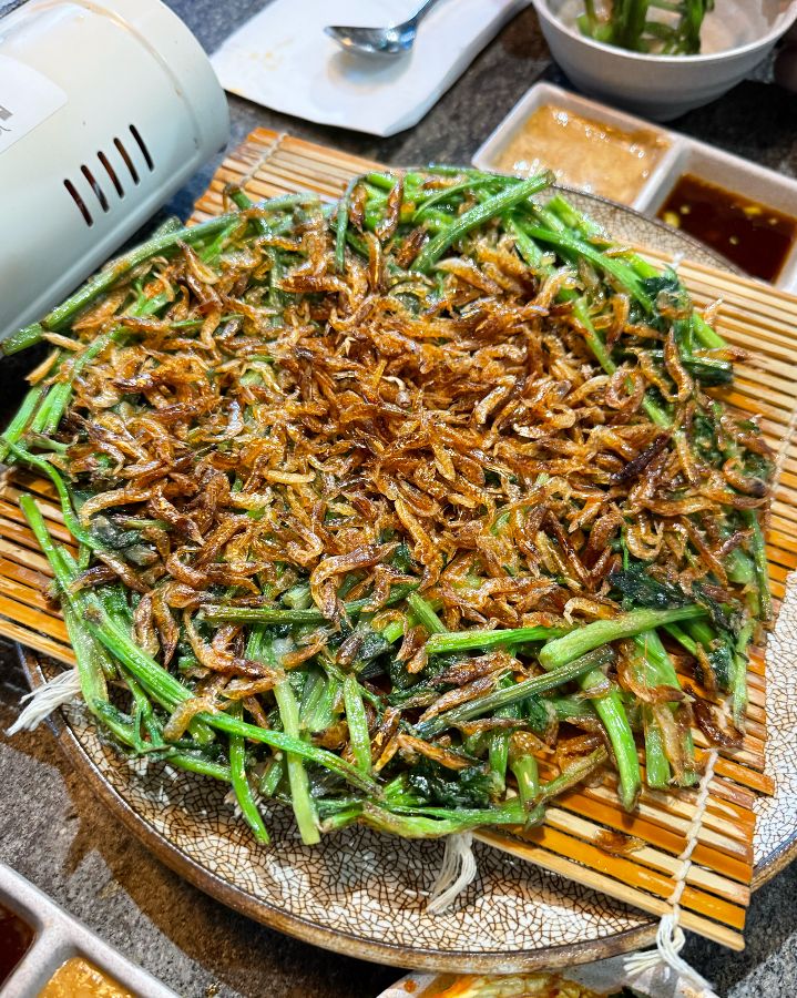 바삭하게 튀겨진 미나리전