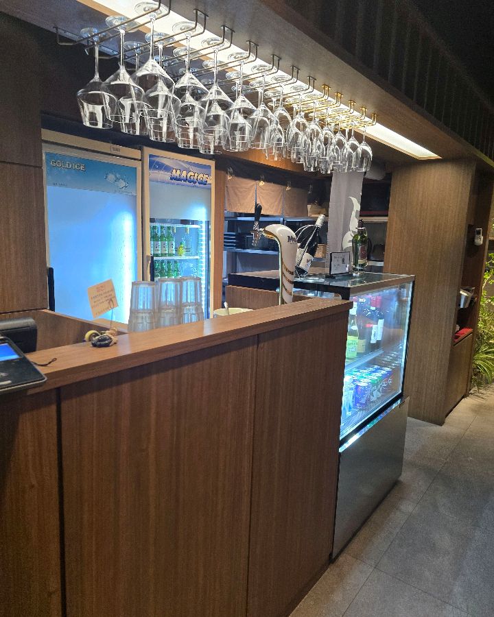 깔끔하게 정돈된 호접몽의 바 테이블과 와인잔