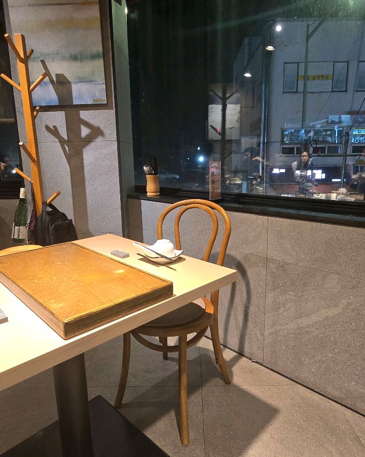 호접몽 창가 좌석의 차분한 분위기