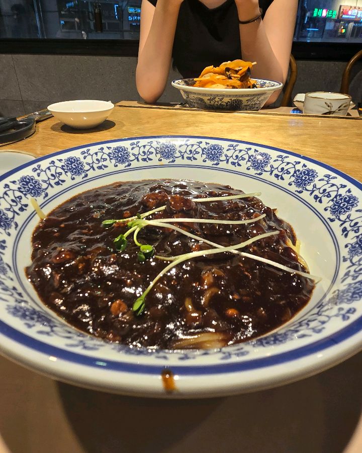 윤기 흐르는 짜장면의 먹음직스러운 모습