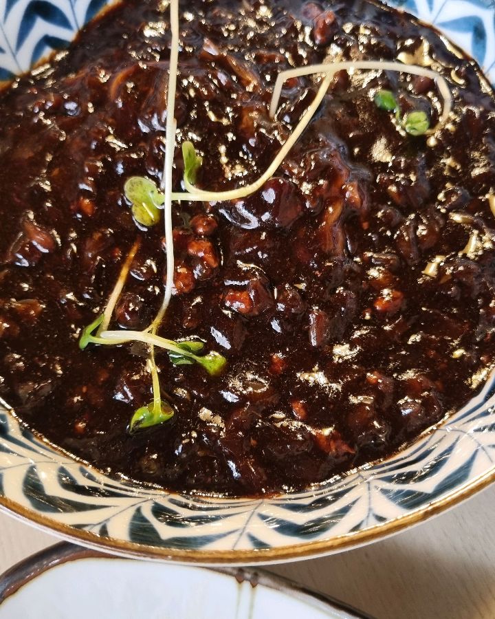 짜장 소스의 깊은 풍미가 느껴지는 클로즈업 샷