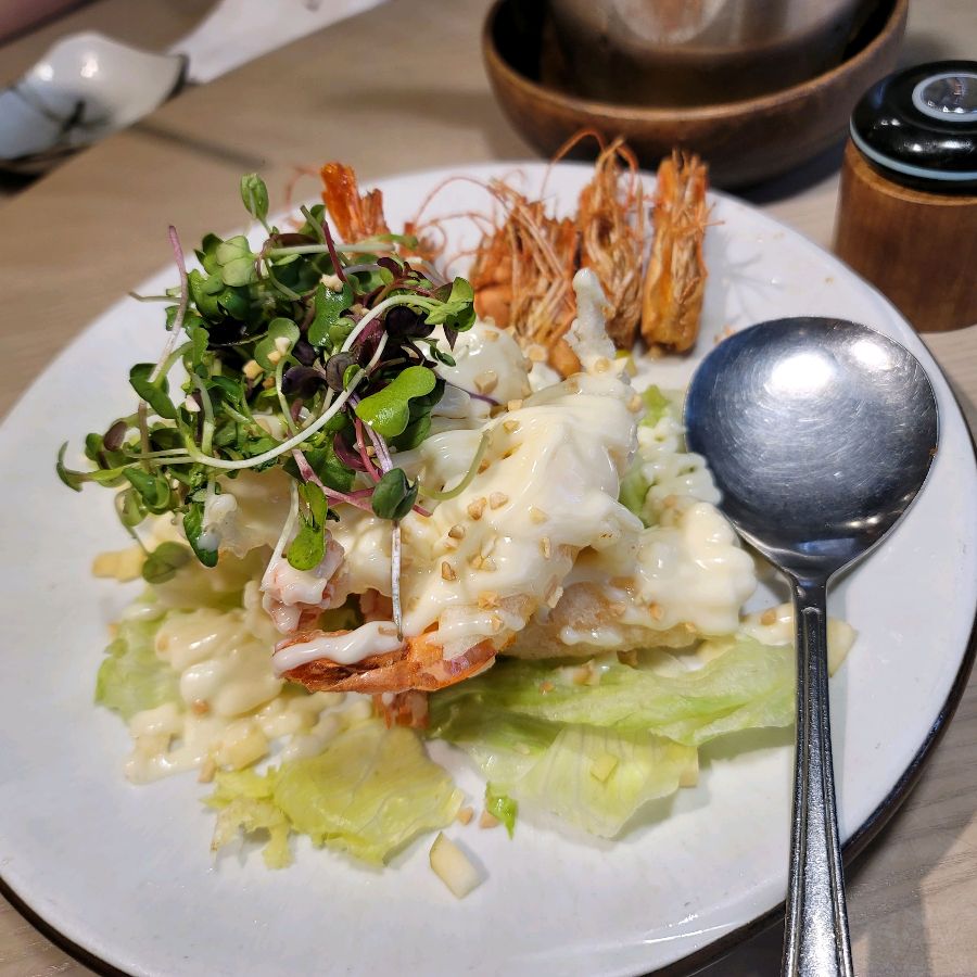 신선한 채소와 새우가 조화로운 샐러드