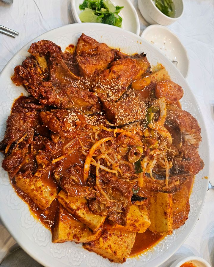 푸짐한 양을 자랑하는 시래기 북어찜