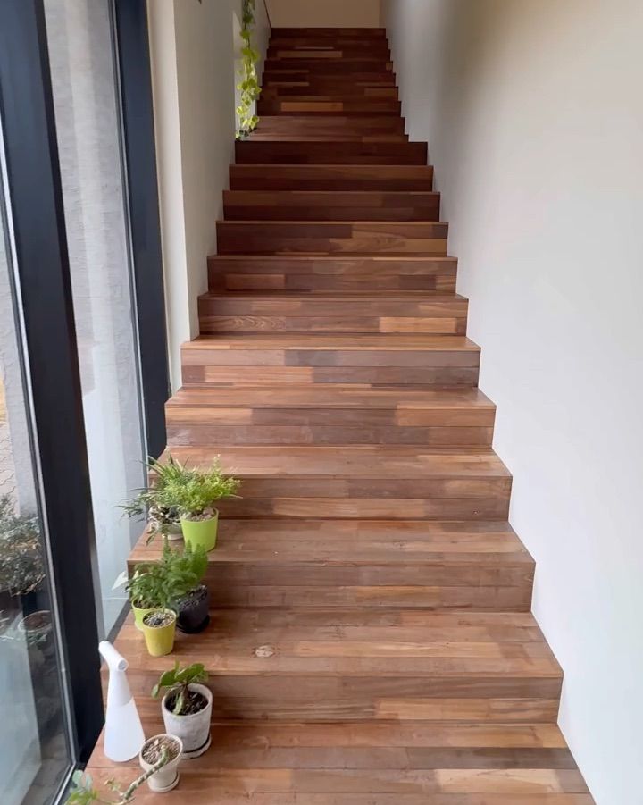 2층으로 향하는 계단