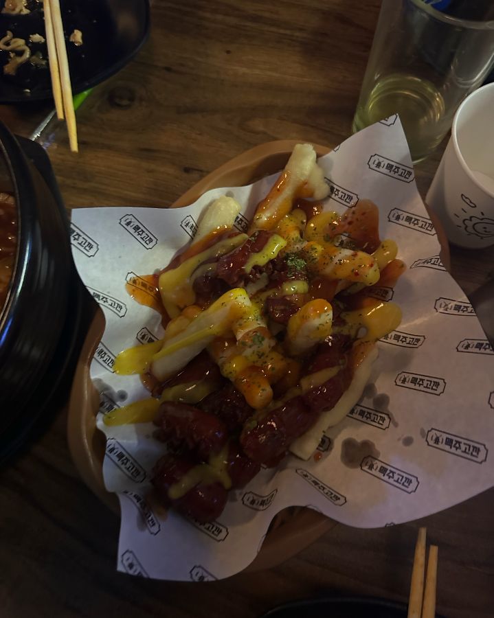 소스가 듬뿍 뿌려진 떡볶이와 소세지