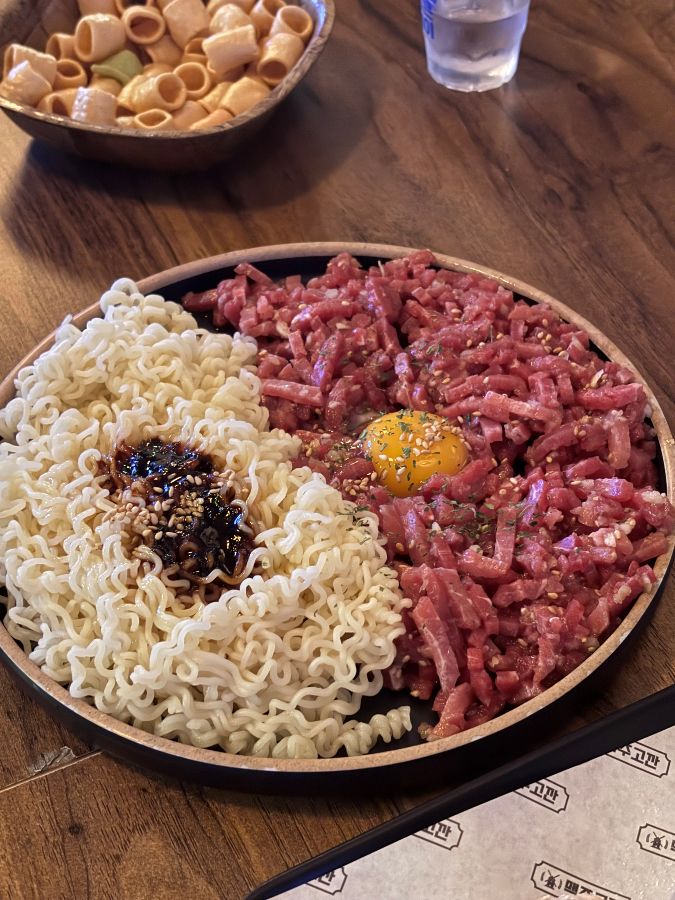 신선한 육회와 라면