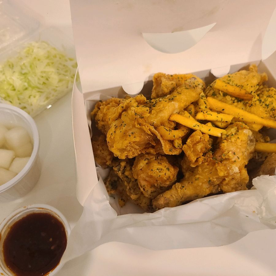 포장된 치킨과 곁들임 메뉴