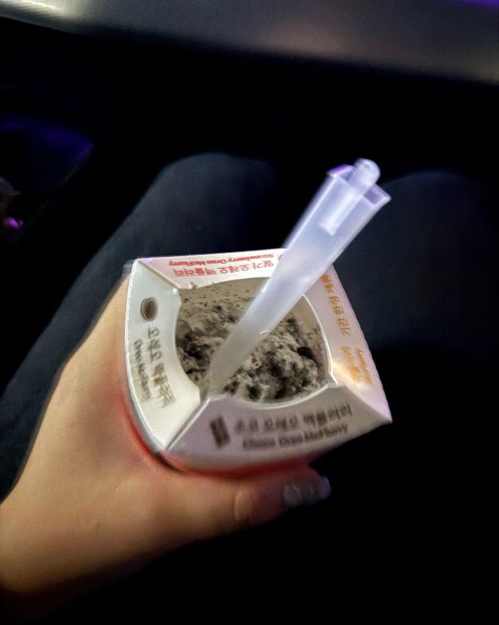 손에 들려있는 맥플러리