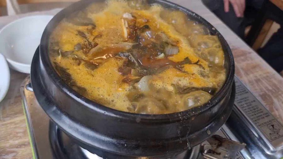 보글보글 끓는 시래기 메기탕