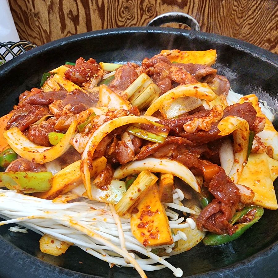 신선한 재료가 듬뿍 들어간 오리주물럭