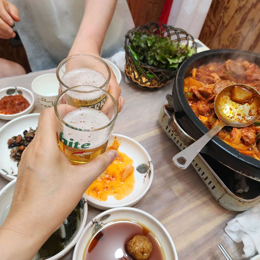 오리주물럭과 함께 즐기는 시원한 맥주 한 잔