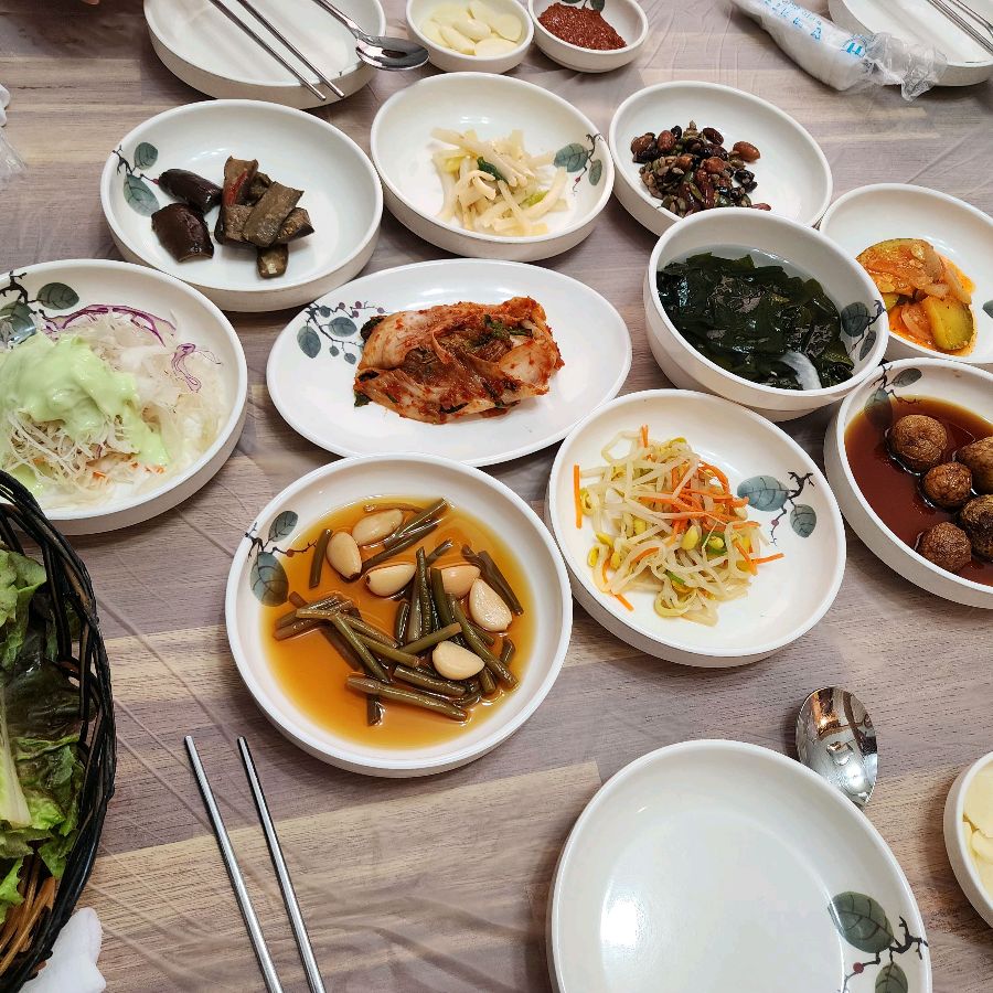 정갈하고 다채로운 밑반찬