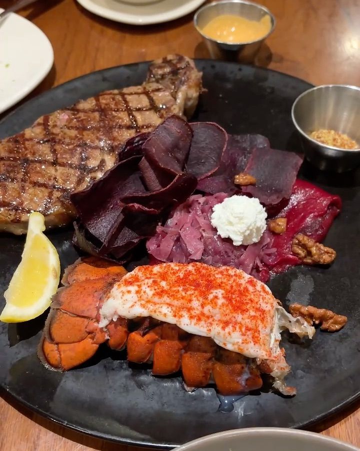 스테이크와 랍스터의 조화가 돋보이는 메인 요리