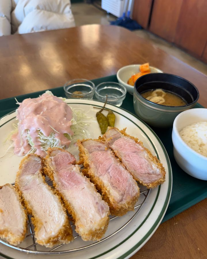 정갈하게 담겨 나온 일식 돈까스 한 상 차림