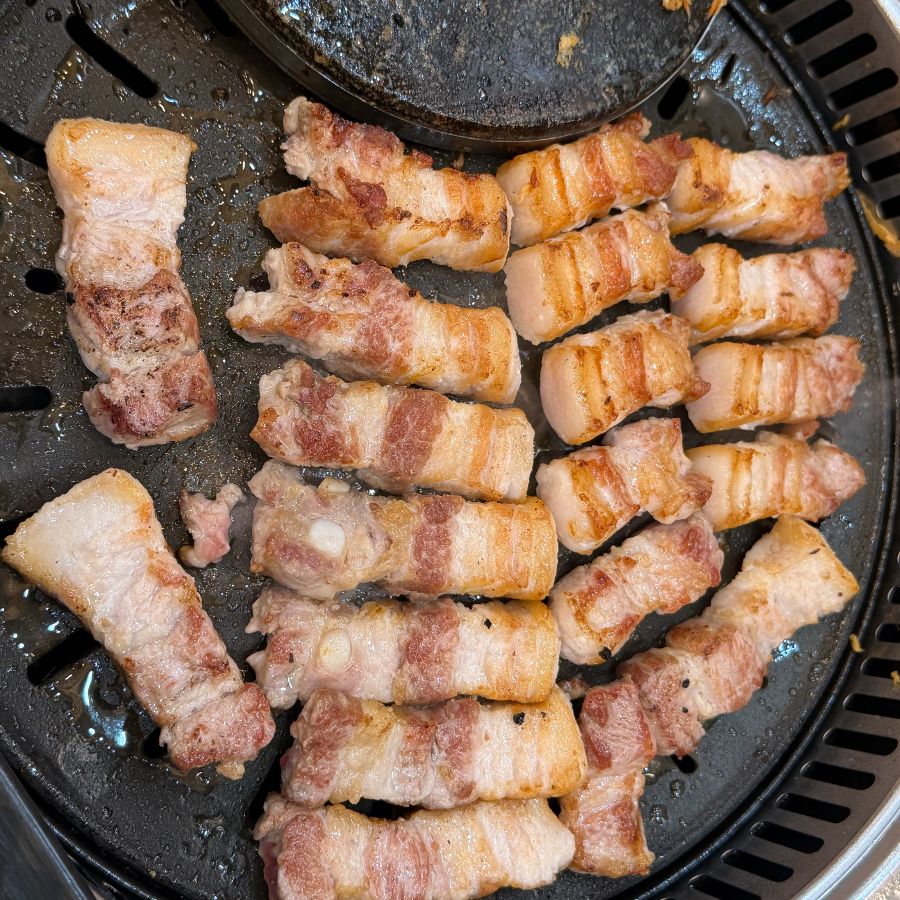 노릇하게 구워진 숙성 삼겹살