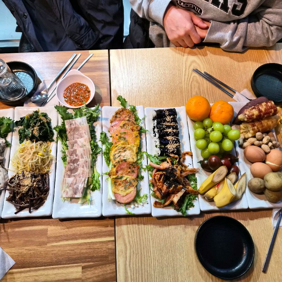 다채로운 구성의 보그호프 오마카세 안주