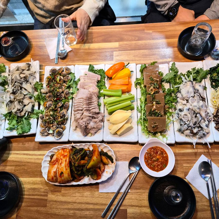 부드러운 수육과 신선한 곁들임 채소