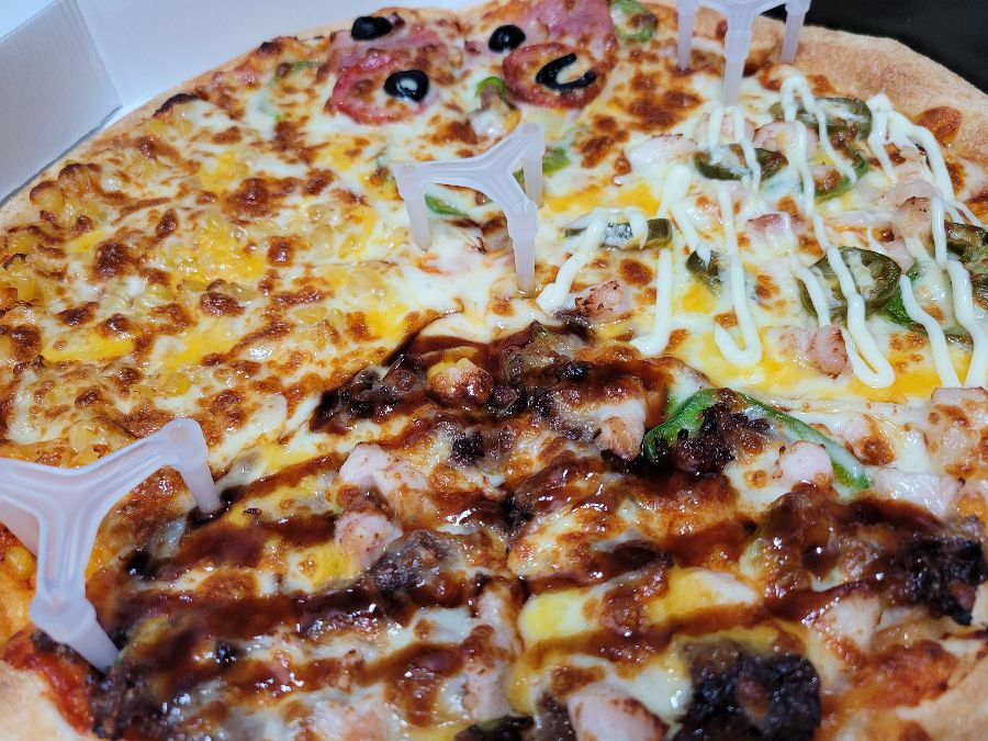 네 가지 맛을 한 번에 즐길 수 있는 반반 피자