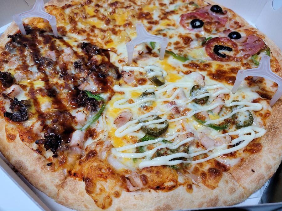 다양한 토핑이 듬뿍 올려진 피자