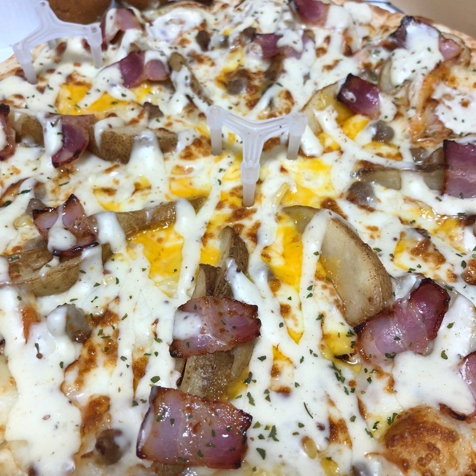 푸짐한 토핑과 녹아내리는 치즈가 인상적인 피자