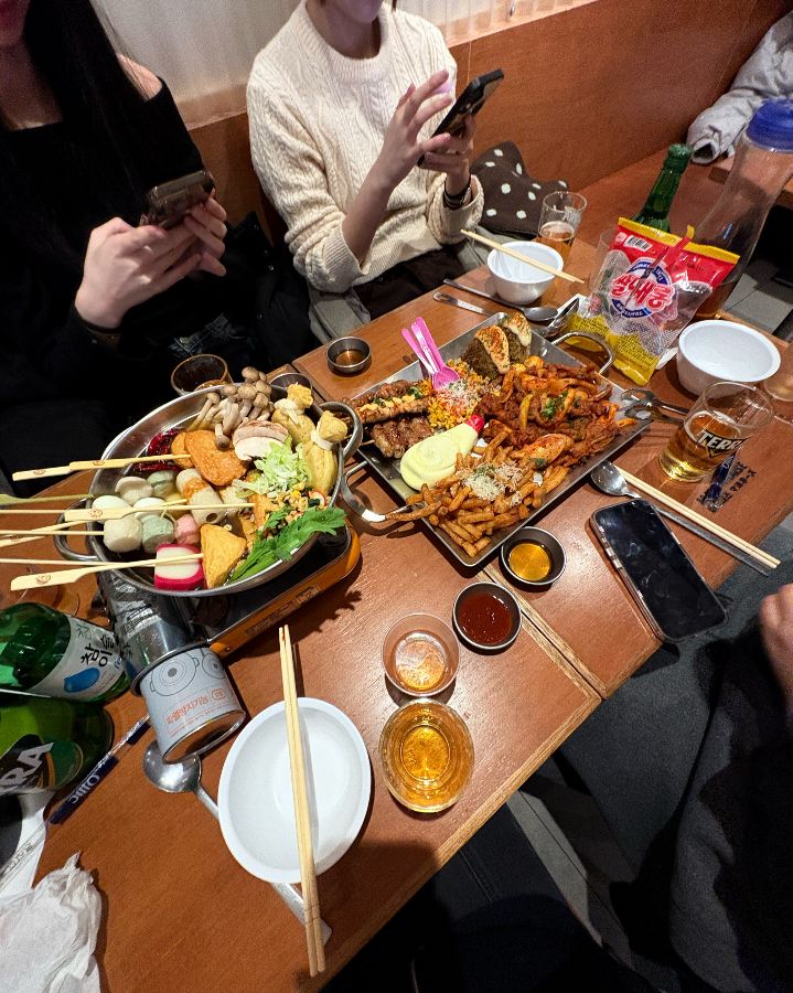 마요네즈 사당점 내부 테이블 전경