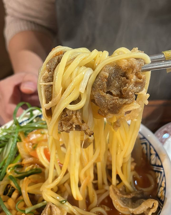 젓가락으로 들어올린 우삼겹면