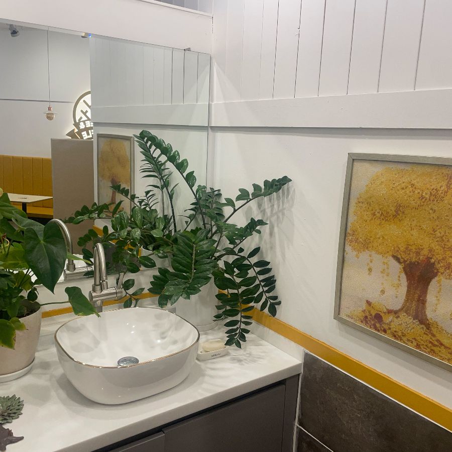 청결하게 관리된 화장실 내부