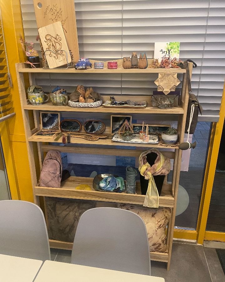 매장 한켠에 진열된 아기자기한 소품들