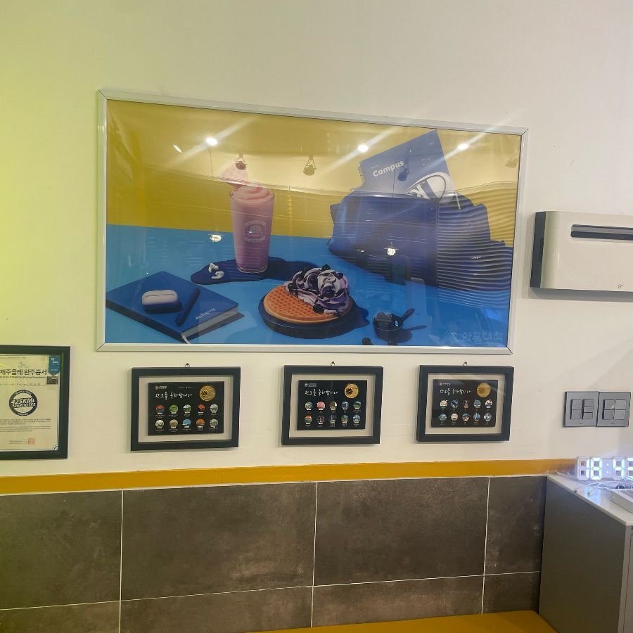 매장 벽면에 걸린 와플 메뉴 사진