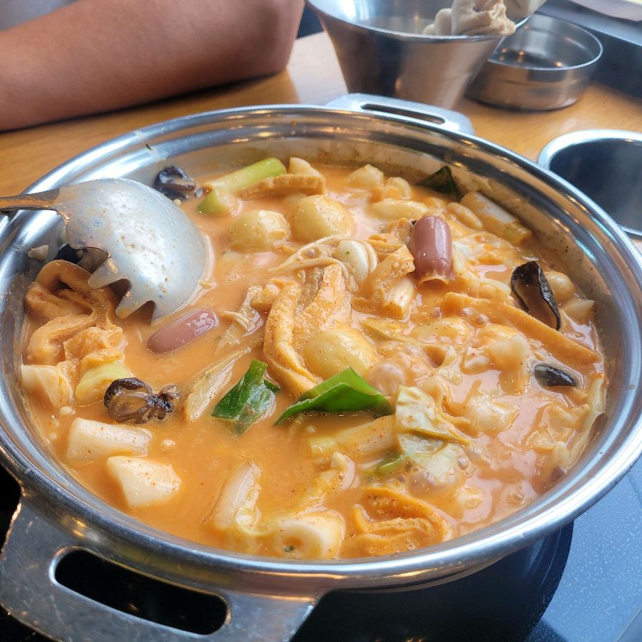 다양한 재료가 듬뿍 들어간 즉석 떡볶이