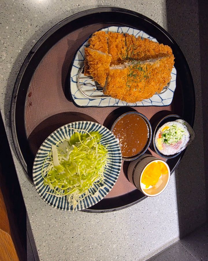 정갈하게 담겨 나온 돈까스