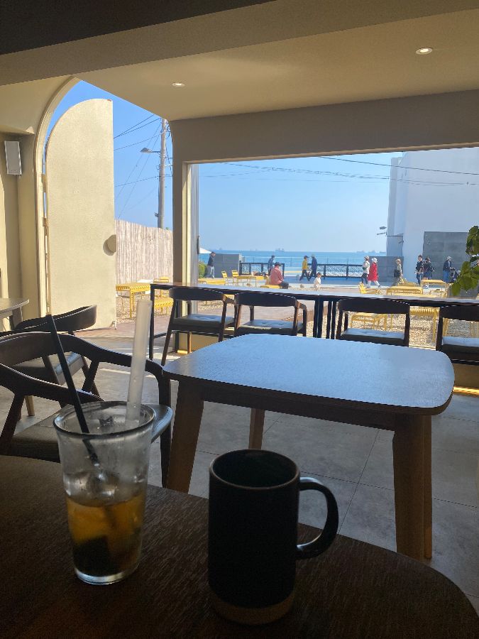 따뜻한 햇살이 들어오는 옐로우스톤 비치클럽 내부