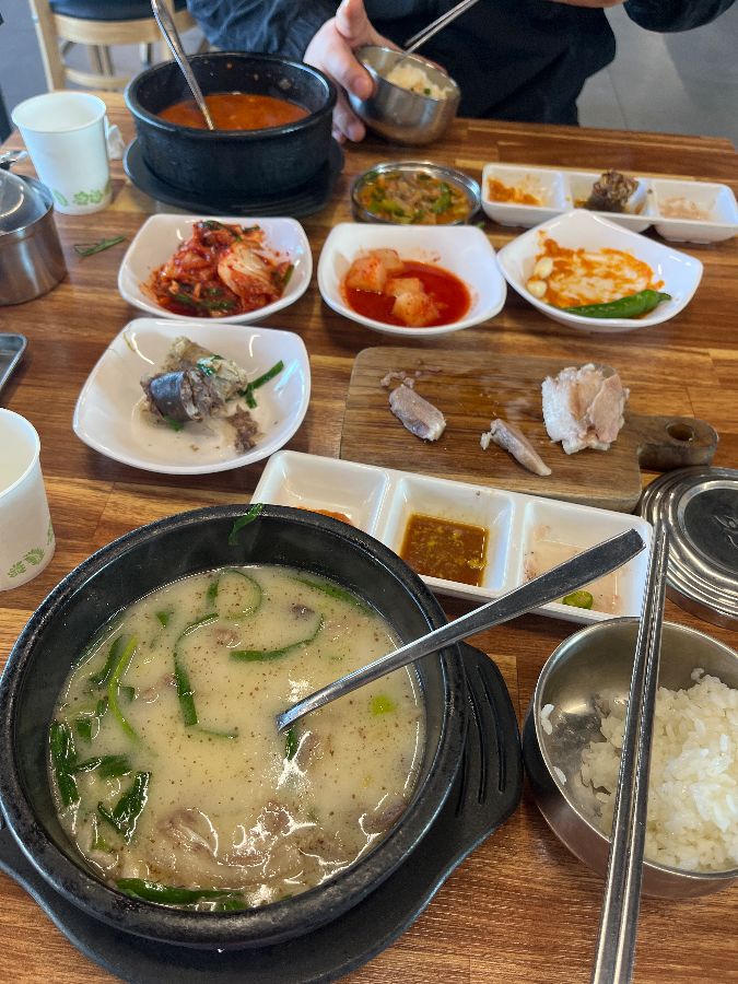 오늘도마순대국의 푸짐한 한 상 차림